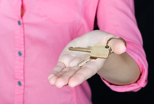 A letting agent holding property keys in his hands